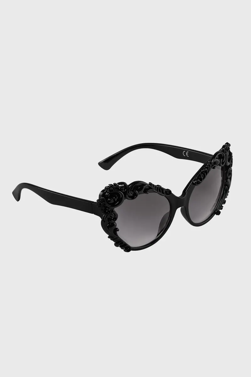 Enchantra Gradient Lens Sunglasses – Fashion-Forward Uv Protection 1